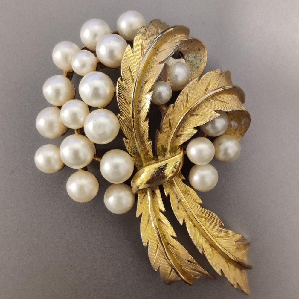 Stunning Trifari Bouquet Brooch w/Glass Pearls